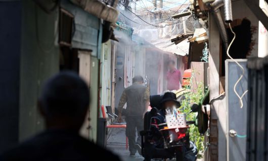 서울 낮 최고기온이 32도까지 오르며 무더운 날씨를 보인 23일 서울 영등포구 쪽방촌 골목에 쿨링포그가 가동되고 있다. 신태현 기자 holjjak@