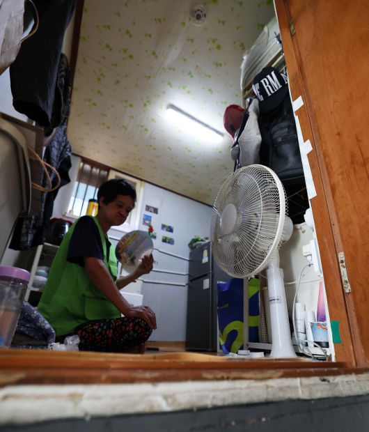 장마전선이 물러가고 무더위가 찾아온 23일 서울 영등포구 영등포쪽방촌에서 한 주민이 연신 부채질을 하고 있다. 신태현 기자 holjjak@