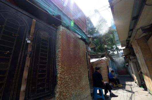 서울 낮 최고기온이 32도까지 오르며 무더운 날씨를 보인 23일 서울 영등포구 쪽방촌 골목에 쿨링포그가 가동되고 있다. 신태현 기자 holjjak@