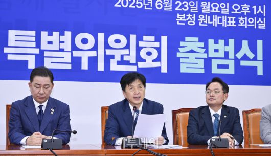 오기형 코스피 5000 특별위원회 위원장이 23일 서울 여의도 국회에서 열린 더불어민주당 코스피 5000 특별위원회 출범식에서 인사말을 하고 있다. 조현호 기자 hyunho@