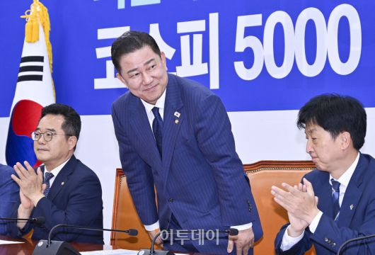김병기 더불어민주당 당대표 직무대행 겸 원내대표가 23일 서울 여의도 국회에서 열린 더불어민주당 코스피 5000 특별위원회 출범식에서 참석자들에게 인사를 하고 있다. 조현호 기자 hyunho@