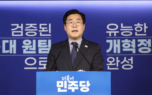 박찬대 전 더불어민주당 원내대표가 23일 오전 서울 여의도 중앙당사에서 기자회견을 열고 당대표 출마 선언을 하고 있다.