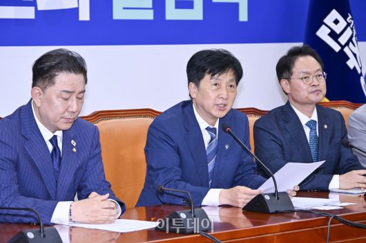 오기형 코스피 5000 특별위원회 위원장이 23일 서울 여의도 국회에서 열린 더불어민주당 코스피 5000 특별위원회 출범식에서 인사말을 하고 있다. 조현호 기자 hyunho@