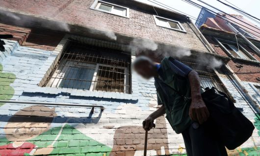 서울 낮 최고기온이 32도까지 오르며 무더운 날씨를 보인 23일 서울 영등포구 쪽방촌 골목에 쿨링포그가 가동되고 있다. 신태현 기자 holjjak@