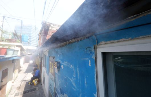 서울 낮 최고기온이 32도까지 오르며 무더운 날씨를 보인 23일 서울 영등포구 쪽방촌 골목에 쿨링포그가 가동되고 있다. 신태현 기자 holjjak@