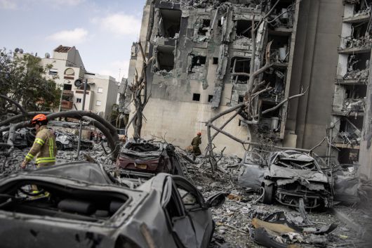 이스라엘 응급구조대원과 보안요원들이 24일(현지시간) 남부 베르셰바에서 이란의 미사일 공격으로 파괴된 건물 잔해 속에서 희생자를 수색하고 있다. 베르셰바(이스라엘)/AFP연합뉴스