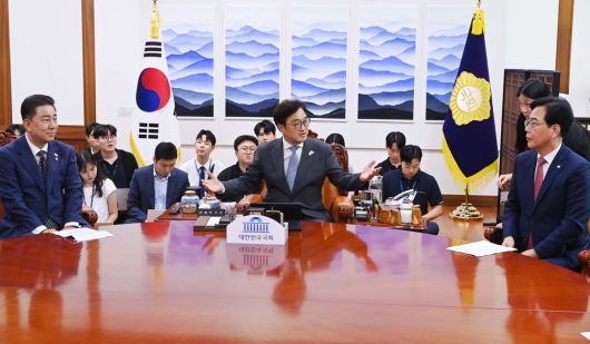 우원식 국회의장이 24일 오전 서울 여의도 국회에서 김병기 당대표 직무대행 겸 원내대표와 송언석 국민의힘 원내대표와 대화하고 있다. 신태현 기자 holjjak@