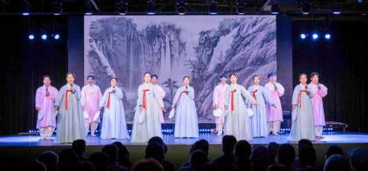 23일 '2025 오사카엑스포' 실내 페스티벌 스테이션에서 크라운해태제과 임직원들이 '경기민요'를 공연하고 있다.