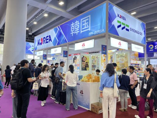 경기도가 참가한 전시회 부스에서 여러 참가자들이 제품을 살펴보고 대화하고 있다.