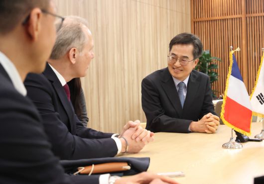 김동연 경기도지사가 투자유치를 하는 모습.