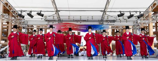 22일 '2025 오사카엑스포' 야외 팝업스테이지에서 크라운해태제과 임직원들이 '종묘제례일무'를 공연하고 있다.