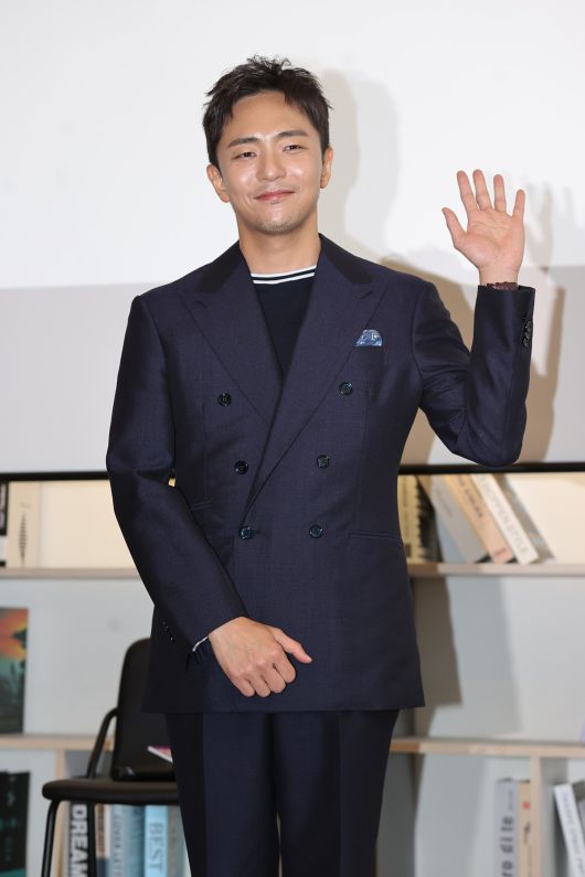 박천휴 작가가 24일 서울 중구 커뮤니티하우스 마실에서 열린 뮤지컬 '어쩌면 해피엔딩' 토니상 6관왕 기념 기자간담회에서 포즈를 취하고 있다.