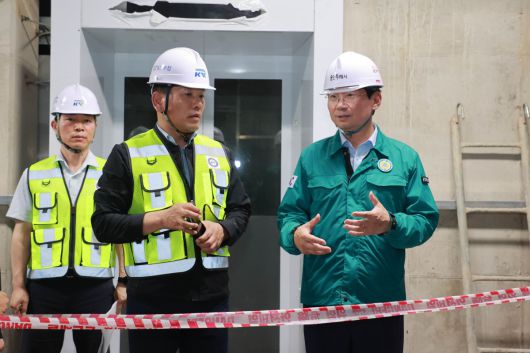 구성역 5번 출구에서 이상일 시장이 승강거 설치 상황을 확인하고 있다.