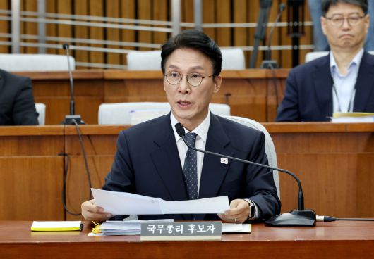 김민석 국무총리 후보자가 24일 서울 여의도 국회에서 열린 인사청문회에서 의원 질의에 답하고 있다. 신태현 기자 holjjak@