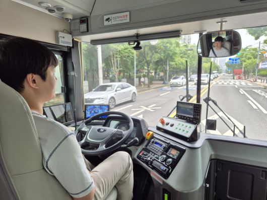 19일 경기 안양시 자율주행버스 '주야로'가 도로를 주행 중이다. 운전석에는 주야로를 개발한 자율주행 스타트업 오토노머스에이투지의 자율주행 매니저가 운전대에서 손을 뗀 채 앉아있다. 강문정 기자 kangmj@