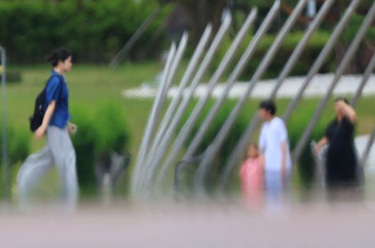 서울 낮 기온이 30도를 웃도는 등 여름 날씨를 보인 15일 서울 영등포구 여의도공원 위로 지열에 의한 아지랑이가 피어오르고 있다. (연합뉴스)