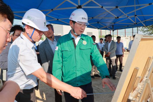 이상일 용인특례시장은 구성역 5번 출구를 방문해 현장에서 개통 상황에 대해 브리핑 받았다