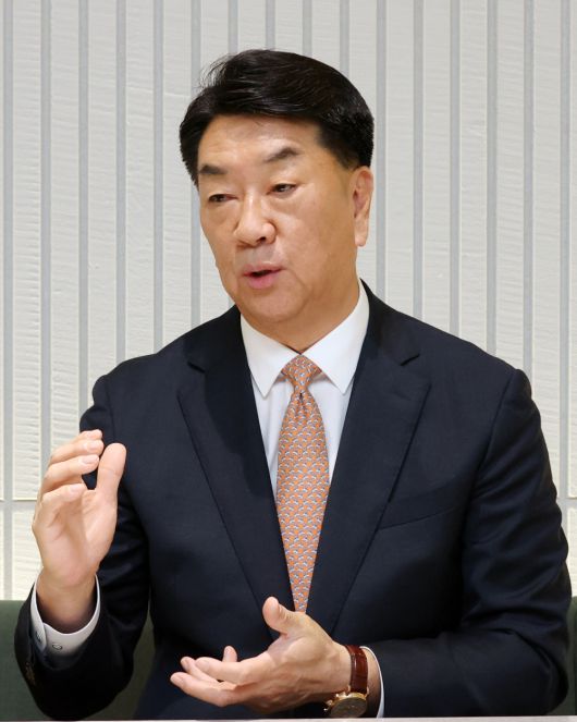 이권휴 와인나라 대표가 26일 서울 명동 르메르디앙 호텔에 위치한 와인나라 명동점 모와(MOWa)에서 이투데이와 인터뷰를 하고 있다. 고이란 기자 photoeran@