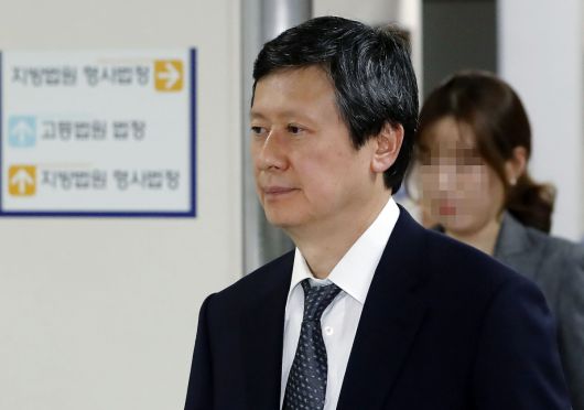 '경영 비리' 혐의 신동주 전 롯데홀딩스 부회장이 5일 서울 서초구 서울중앙지방법원에서 열린 항소심 공판에서 무죄를 선고 받은 뒤 법원을 나가고 있다.