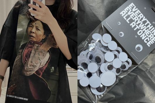 기자가 소장한 영화 '에브리씽 에브리웨어 올 앳 원스'와 국내 아트·패션 커뮤니티 소프트오피스의 협업 상품. (장유진 기자 @yxxj)