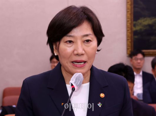 송미령 농림축산식품부 장관이 25일 서울 여의도 국회에서 열린 농림축산식품해양수산위원회 전체회의에서 추경안에 대해 보고하고 있다. 고이란 기자 photoeran@