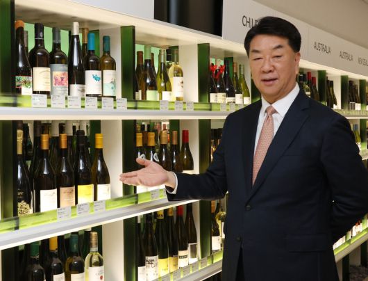 이권휴 와인나라 대표가 26일 서울 명동 르메르디앙 호텔에 위치한 와인나라 명동점 모와(MOWa)에서 이투데이와 인터뷰에 앞서 포즈를 취하고 있다. 고이란 기자 photoeran@