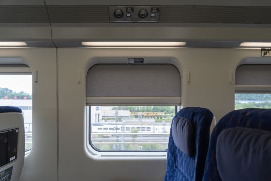 항공기와 비슷한 분위기의 좌석별 개별 창 모습. 앞뒤 좌석 승객을 고려하지 않고 블라인드를 조절할 수 있다.