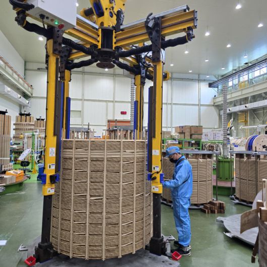 LS일렉트릭 작업자가 권선 작업을 하고 있다.