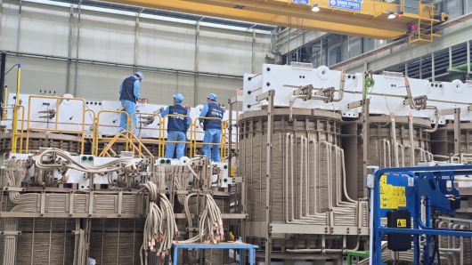 작업자들이 본체 공정을 진행하고 있다.