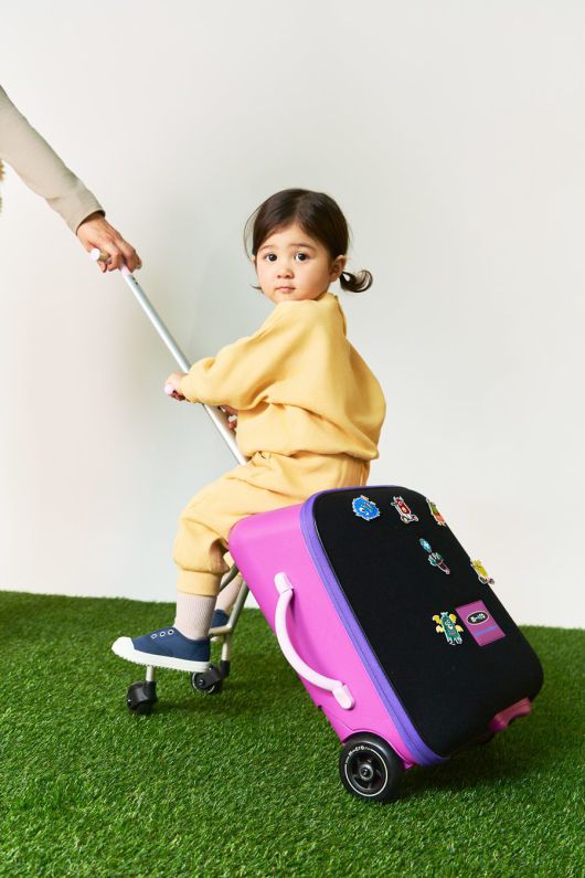 스위스 프리미엄 킥보드 브랜드 ‘마이크로 킥보드(Micro Kickboard)’의 타는 캐리어 ‘마이크로 러기지 이지’.