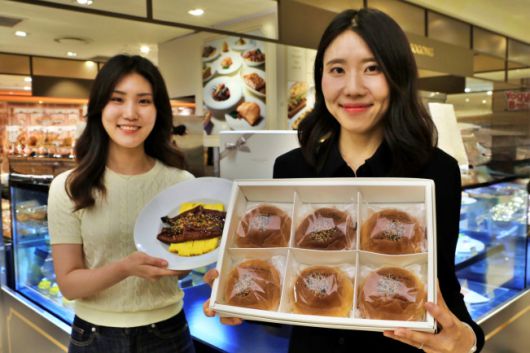 롯데백화점 본점 지하 1층 식품관에서 모델이 '롯데호텔 프리미엄 보양식'을 들고 있다.