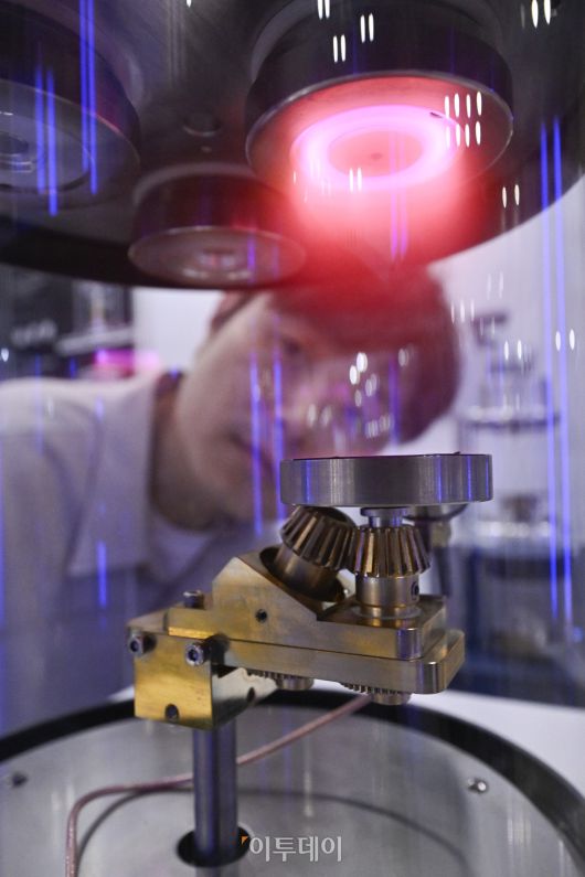 2일 경기 고양시 킨텍스에서 열린 제23회 국제 나노기술융합전시회(나노코리아 2025)에서 관람객이 나노코팅 기술을 살펴보고 있다. 나노코리아는 나노기술 연구개발 및 상용화에 특화된 국내유일, 세계 3대 나노융합 국제행사다. 이번 전시는 나노, 접착코팅필름, 레이저기술, 첨단세라믹, 스마트센터 등 8개 전시가 합동 개최되어 424개사, 746개 부스가 설치돼 이날부터 4일까지 3일간 열린다. 조현호 기자 hyunho@