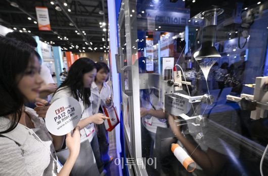 2일 경기 고양시 킨텍스에서 열린 제23회 국제 나노기술융합전시회(나노코리아 2025)에서 관람객들이 전기방사장비를 살펴보고 있다. 나노코리아는 나노기술 연구개발 및 상용화에 특화된 국내유일, 세계 3대 나노융합 국제행사다. 이번 전시는 나노, 접착코팅필름, 레이저기술, 첨단세라믹, 스마트센터 등 8개 전시가 합동 개최되어 424개사, 746개 부스가 설치돼 이날부터 4일까지 3일간 열린다. 조현호 기자 hyunho@