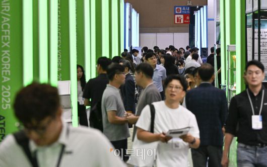 2일 경기 고양시 킨텍스에서 열린 제23회 국제 나노기술융합전시회(나노코리아 2025)에서 관람객들이 전시 부스를 살펴보고 있다. 나노코리아는 나노기술 연구개발 및 상용화에 특화된 국내유일, 세계 3대 나노융합 국제행사다. 이번 전시는 나노, 접착코팅필름, 레이저기술, 첨단세라믹, 스마트센터 등 8개 전시가 합동 개최되어 424개사, 746개 부스가 설치돼 이날부터 4일까지 3일간 열린다. 조현호 기자 hyunho@