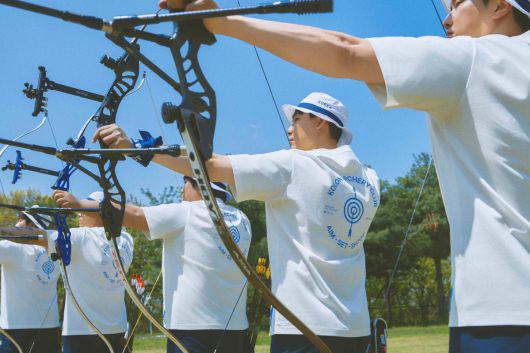 코오롱스포츠의 '에임 셋 슛' 컬렉션을 착용한 코오롱 양궁팀 엑스텐보이즈.