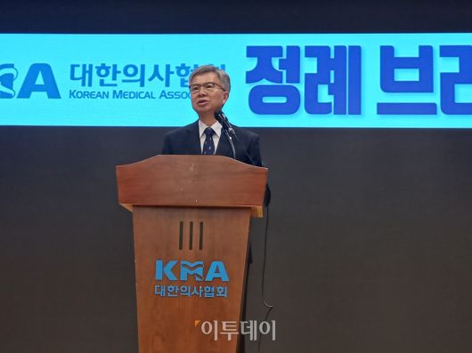 3일 김택우 대한의사협회 회장이 서울 용산구 의협회관에서 정례브리핑을 열고 이재명 대통령이 의정갈등 해소 의지를 피력한 것에 대한 입장을 밝히고 있다.