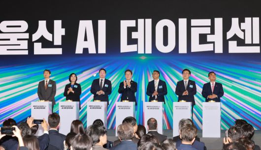 이재명 대통령이  지난달 20일 울산전시컨벤션센터에서 열린 울산 인공지능(AI) 데이터 센터 출범식에서 참석자들과 함께 기념 세리머니에 참여하고 있다.   왼쪽부터 안덕근 산업통상자원부 장관, 최민희 국회 과학기술정보방송통신위원장, 최태원 SK그룹 회장, 이 대통령, 아마존웹서비스(AWS) 프라사드 칼야나라만 인프라 총괄 대표, 유상임 과학기술정보통신부 장관,