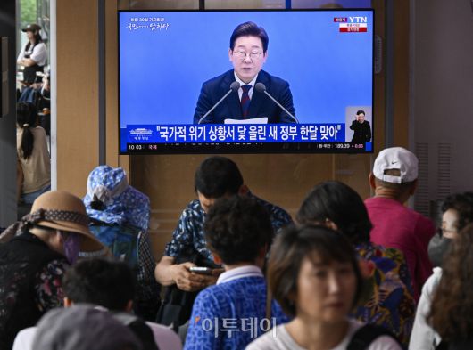 3일 서울 용산구 서울역 대합실에서 시민들이 생중계되는 이재명 대통령 취임 30일 기자회견을 시청하고 있다. 조현호 기자 hyunho@