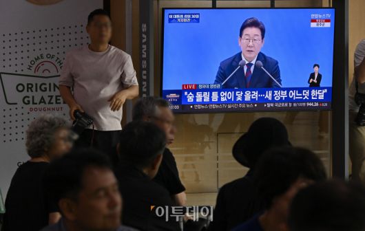 3일 서울 용산구 서울역 대합실에서 시민들이 생중계되는 이재명 대통령 취임 30일 기자회견을 시청하고 있다. 조현호 기자 hyunho@