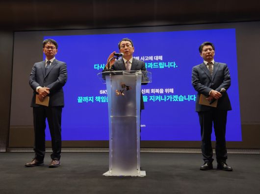 사진 왼쪽부터 류정환 네트워크 인프라 센터장, 유영상 CEO, 임봉호 MNO사업부장.