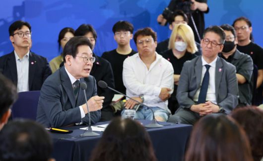 이재명 대통령이 4일 대전컨벤션센터에서 타운홀 미팅 형식으로 열린 '국민소통 행보 2탄, 충청의 마음을 듣다'에서 발언하고 있다.