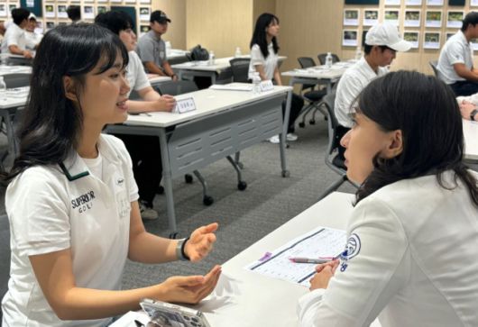 자생메디바이오센터에 방문한 최경주재단 장학생들이 자생의료재단 의료진에게 진료 상담을 받고 있다.