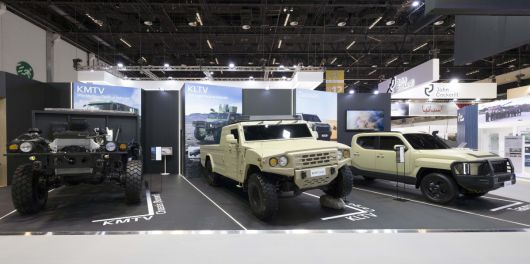 기아는 올해 2월 UAE 아부다비 국제 전시 컨벤션 센터에서 개최된 ‘IDEX 2025(국제 방산 전시회)’에 참가했다. (왼쪽부터) 중형표준차 보닛형 베어샤시, 소형전술차 2인승 카고, 타스만 쇼카