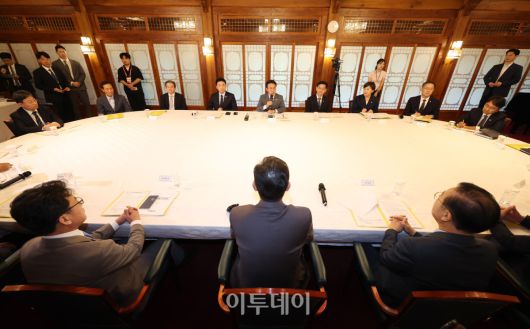 김민석 국무총리가 6일 서울 종로구 국무총리 공관에서 열린 이재명 정부 첫 고위당정협의회에서 발언을 하고 있다. 조현호 기자 hyunho@