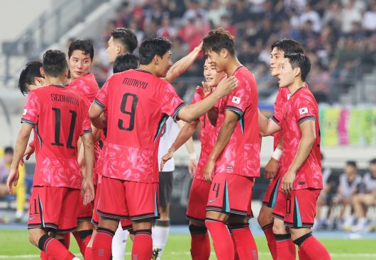 한국 축구 국가대표 선수들이 7일 경기도 용인 미르스타디움에서 열린 '2025 동아시아축구연맹(EAFF) E-1 챔피언십(동아시안컵)' 1차전 중국과의 경기에서 김주성의 득점이 터지자 기뻐하고 있다.