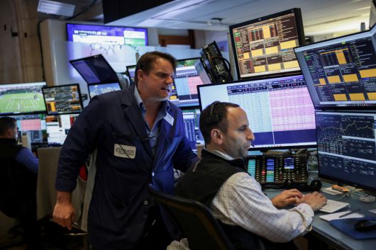 미국 뉴욕증권거래소(NYSE)에서 트레이더들이 근무하고 있다.