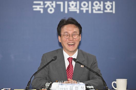 김민석 국무총리가 7일 서울 종로구 국정기획위원회에서 열린 제4차 전체회의에서 인사말을 하고 있다. 청사사진기자단