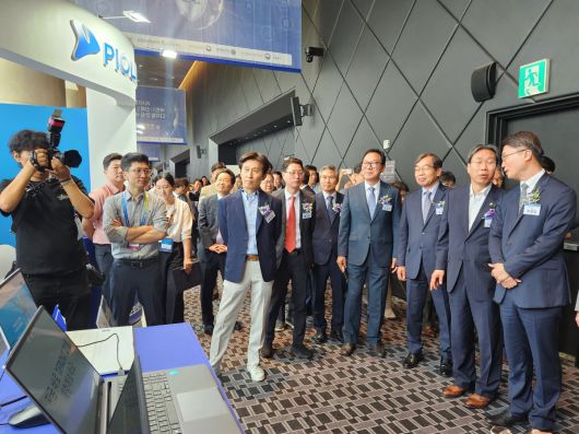 류제명 과학기술정보통신부 제2차관(오른쪽)이 9일 '제14회 정보보호의날 기념식'에서 파이오링크 부스를  돌아보고 있다.