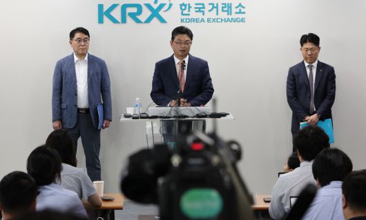 자본시장 불공정거래 근절 방안 브리핑    (서울=연합뉴스) 이진욱 기자 = 9일 서울 여의도 한국거래소에서 이윤수 금융위원회 증권선물위원회 상임위원(가운데), 이승우 금융감독원 부원장보(왼쪽), 김홍식 한국거래소 시장감시위원장이 자본시장 불공정거래 근절 실천방안 합동브리핑을 하고 있다. 2025.7.9    cityboy@yna.co.kr/2025-07-09 11:30:05/<저작권자 ⓒ 1980-2025 ㈜연합뉴스. 무단 전재 재배포 금지, AI 학습 및 활용 금지>