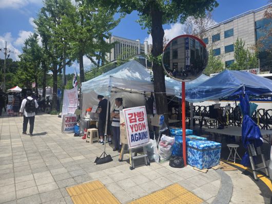 9일  서울 서초구 서울중앙지방법원 인근에서 윤석열 전 대통령을 구속 발부를 외치는 시민들